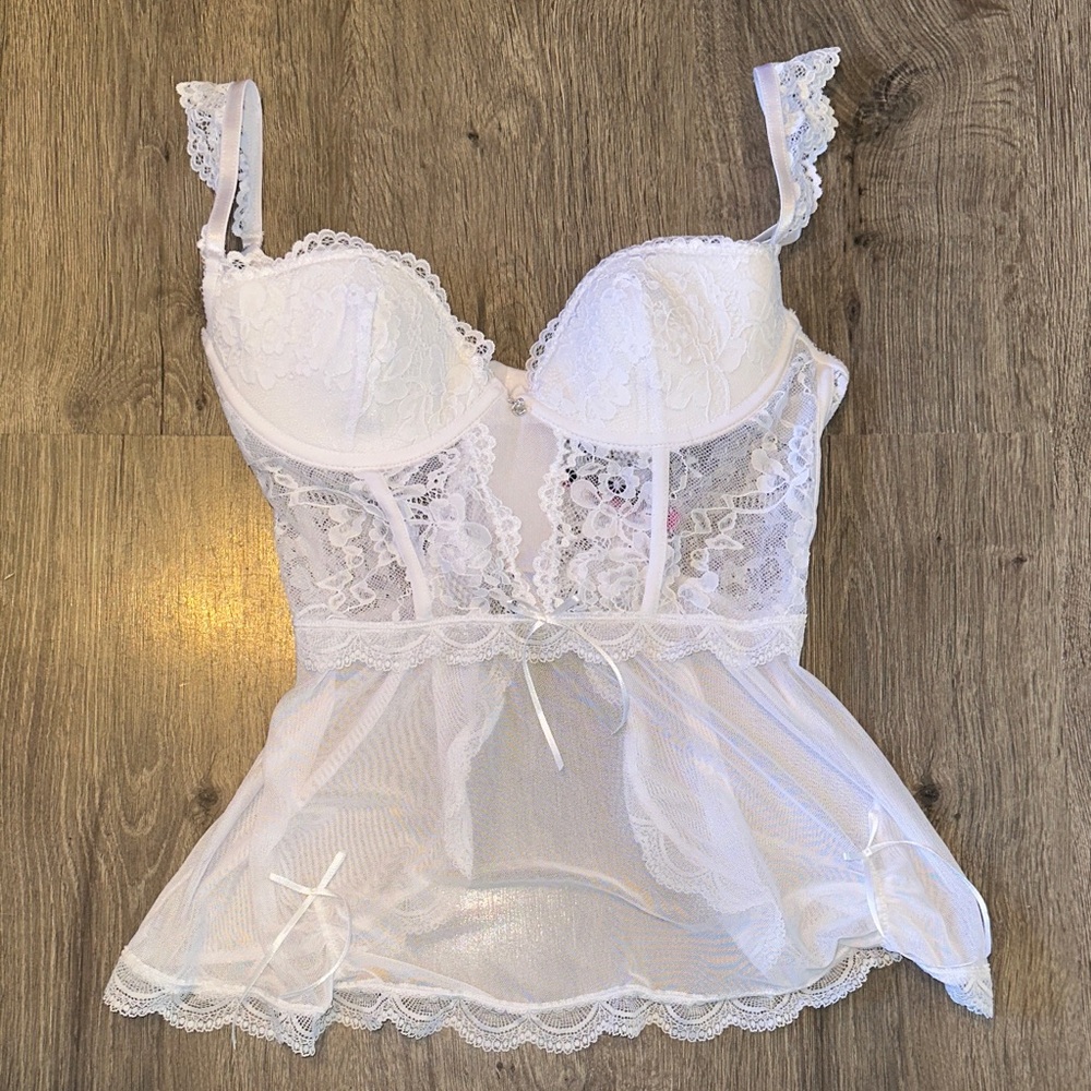 Chic White Lace Bustier